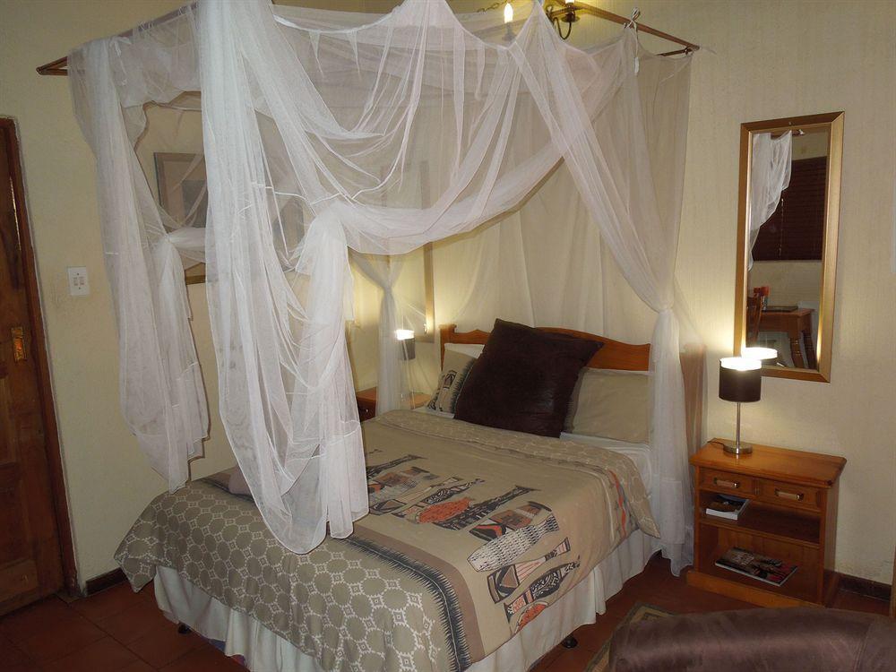 Trees Too Guest Lodge Komatipoort Extérieur photo