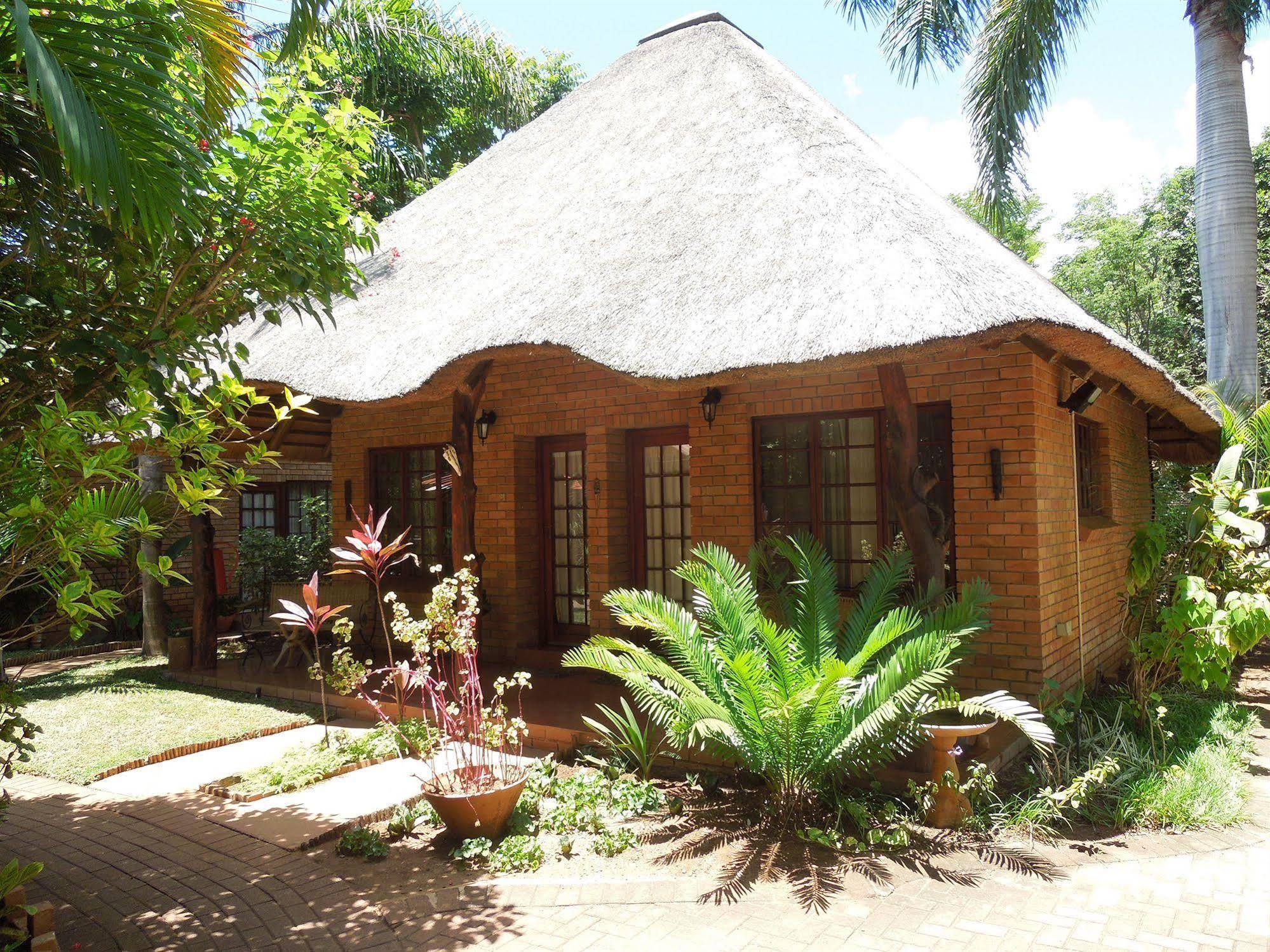 Trees Too Guest Lodge Komatipoort Extérieur photo