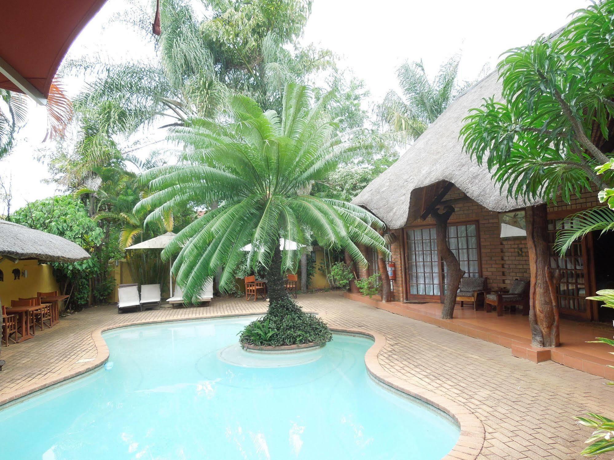 Trees Too Guest Lodge Komatipoort Extérieur photo