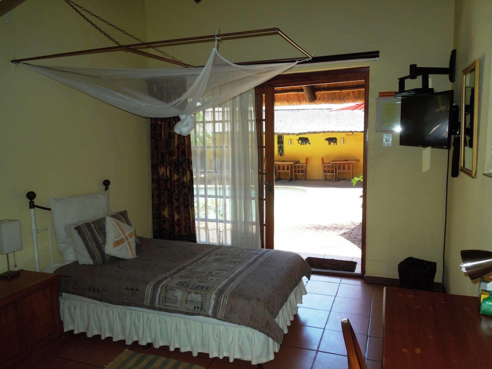 Trees Too Guest Lodge Komatipoort Extérieur photo