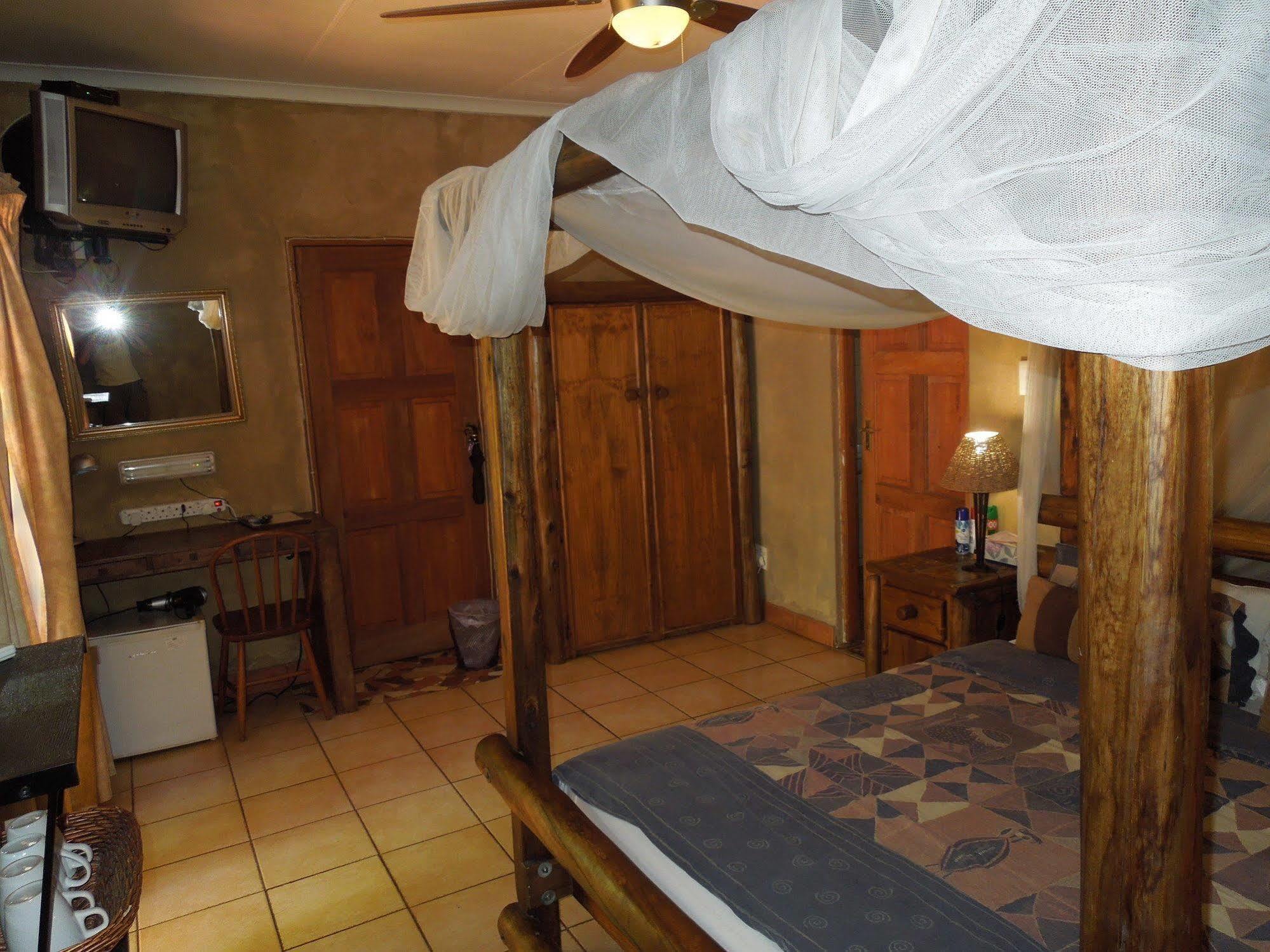 Trees Too Guest Lodge Komatipoort Extérieur photo