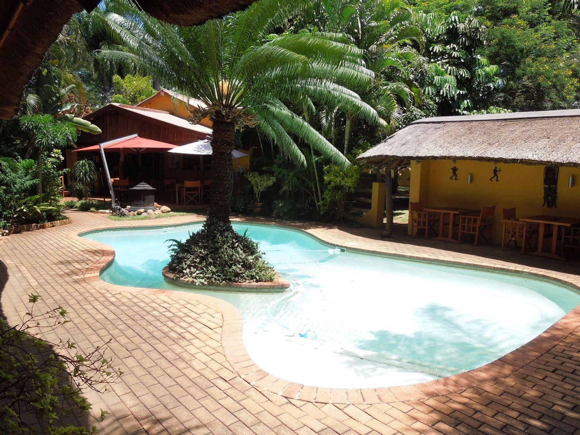 Trees Too Guest Lodge Komatipoort Extérieur photo