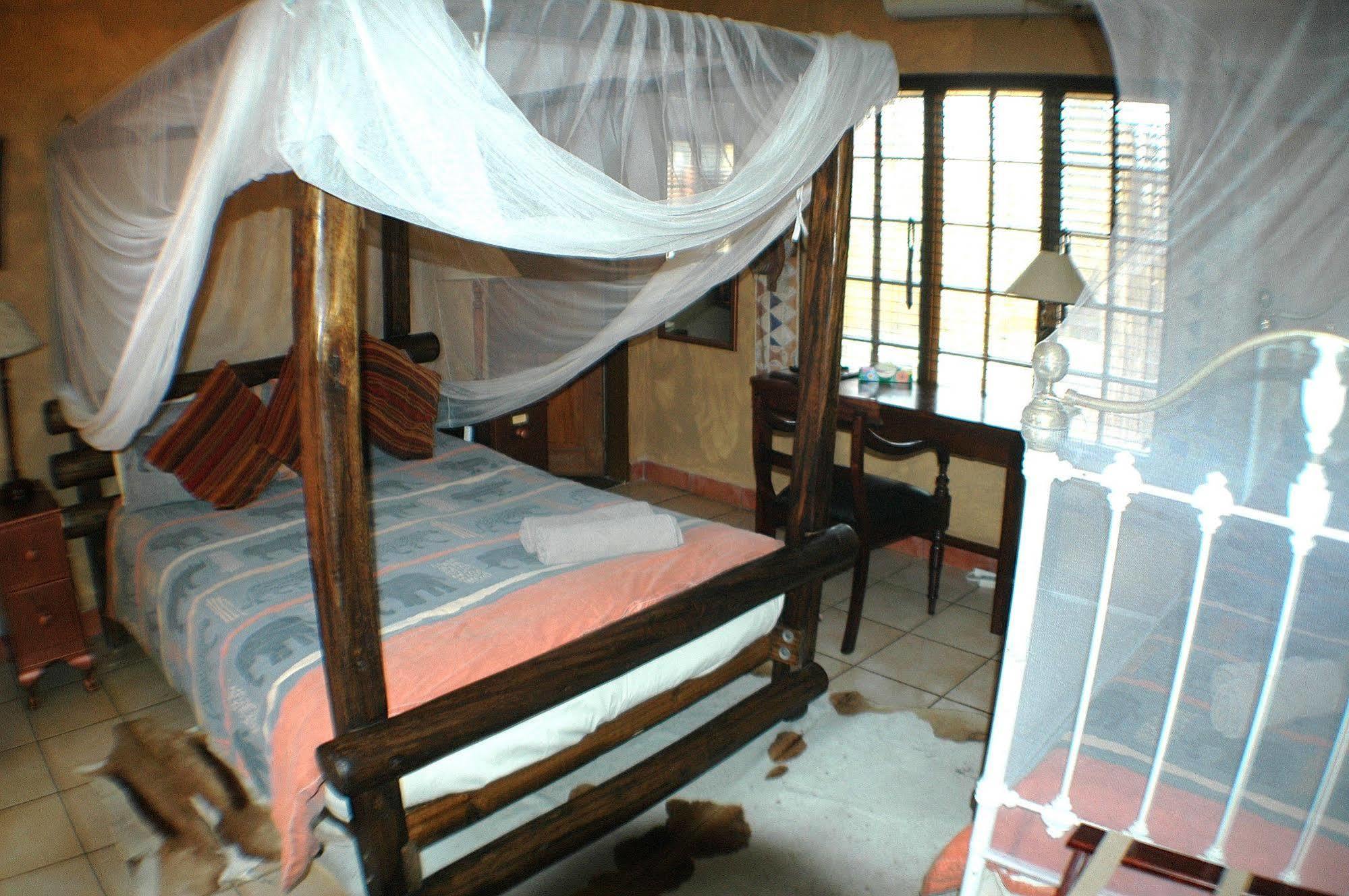 Trees Too Guest Lodge Komatipoort Extérieur photo