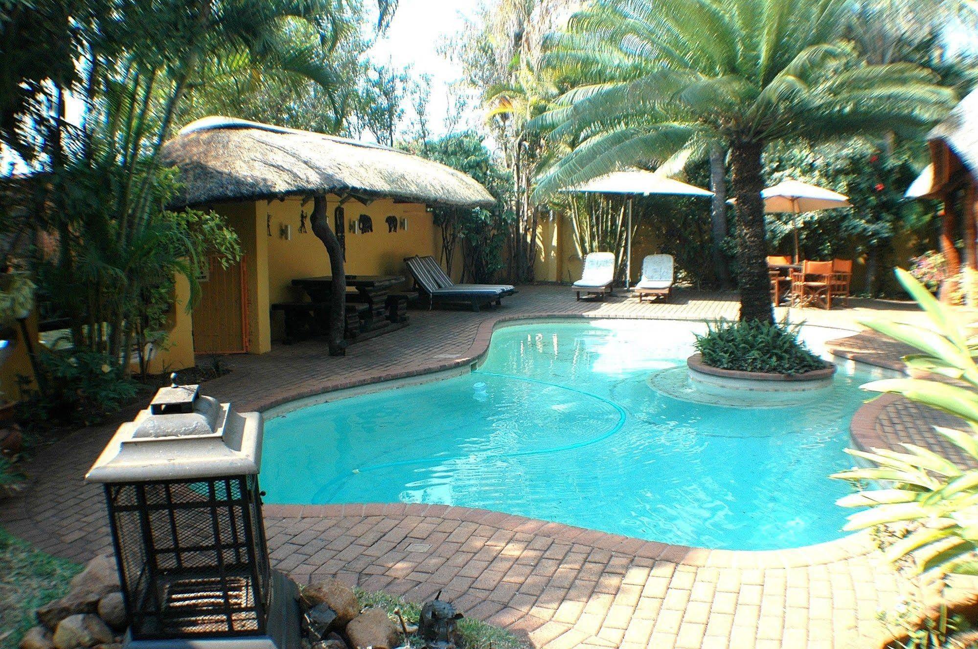 Trees Too Guest Lodge Komatipoort Extérieur photo